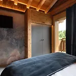 Forest Lodge, A Luxury With Sauna And Jacuzzi 木屋 *