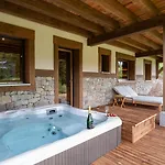 木屋 Forest Lodge, A Luxury With Sauna And Jacuzzi