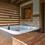 木屋 Forest Lodge, A Luxury With Sauna And Jacuzzi