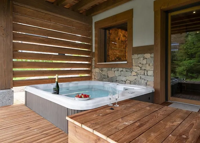 Forest Lodge, A Luxury With Sauna And Jacuzzi Horská chata *